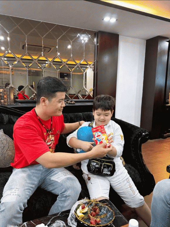 con-trai-nhat-kim-anh-ghe-tham-co-ngoi-cua-me-ruot-dang-ngoi-chuan-22chu-tich-nhi22-3-ngoisaovn-w600-h800