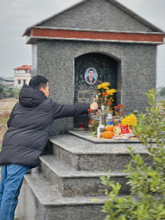 con-trai-bao-thanh-thap-huong-len-mo-ong-ngoai-5-ngoisaovn-w1536-h2048