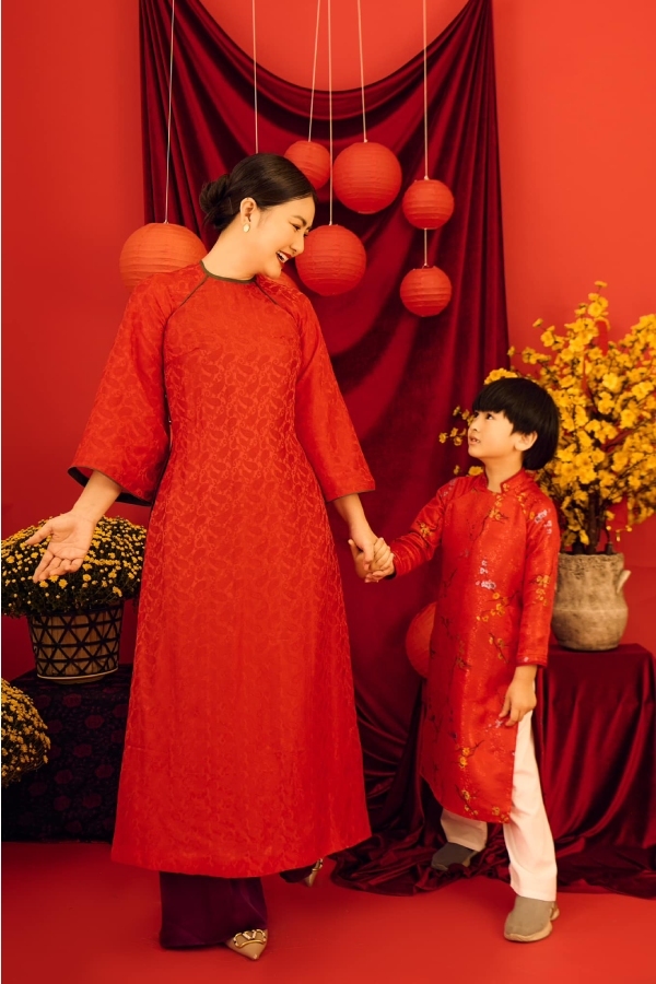 ngoc-lan-ngai-de-con-nhan-li-xi-dip-tet-tiep-xuc-moi-nguoi-bdd5b93d