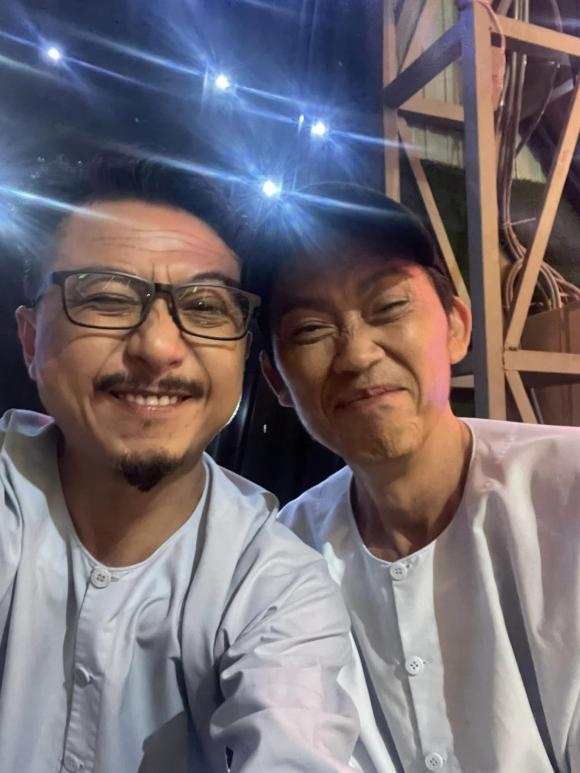 hoai-linh-chay-show-tap-nap-lo-dien-ben-hua-minh-dat-gay-bat-ngo-vi-dien-mao-5-ngoisaovn-w1536-h2048