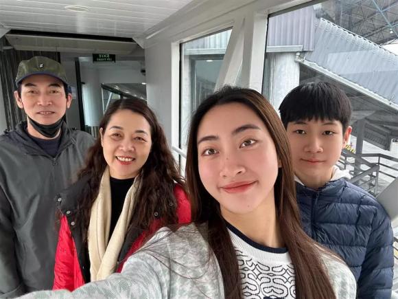 luong-thuy-linh-ben-gia-dinh-1-ngoisaovn-w1000-h750