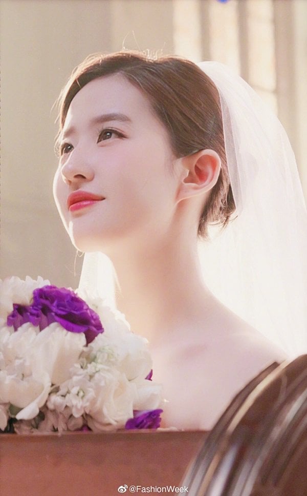 luu-diec-phi-dep-tung-centimet-khi-mac-vay-cuoi-chua-co-ai-lat-do-duoc-than-tien-ty-ty-6-1572838443-599-width600height968