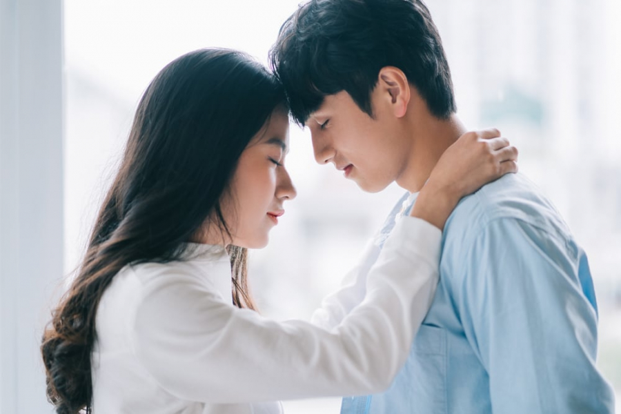 nguoi-con-gai-yeu-ban-that-long-chac-chan-co-nhung-bieu-hien-nay_1880720245