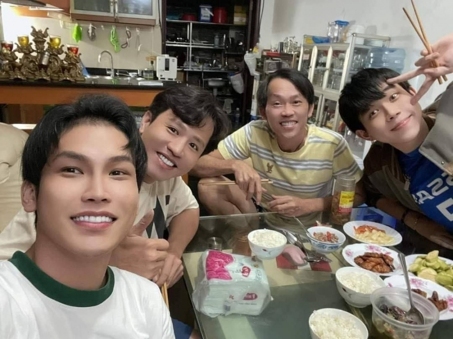hoai-linh-hiem-hoi-lo-dien-giau-co-van-giu-nguyen-loi-song-dam-bac-0c40fbe6