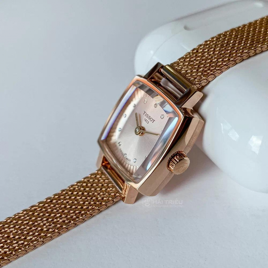 Là sản phẩm tầm trung của đồng hồ Thụy Sỹ nên Tissot Lovely Square có giá bán dao động chỉ từ 10 đến 12 triệu đồng
