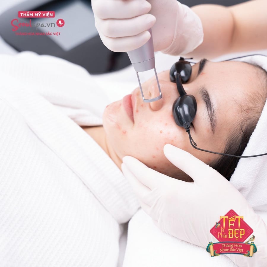 Từng bước trong quy trình điều trị mụn đều được bác sĩ thực hiện chuẩn Y Khoa