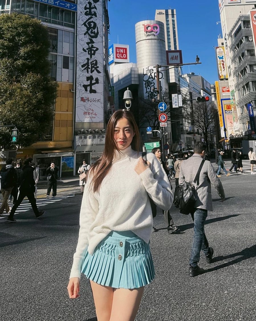 luong-thuy-linh-chan-vay-ngan-1-1676942493465266029032