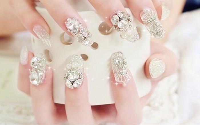 mau-nail-co-dau-mau-trang-dinh-da-cau-ky-110355854