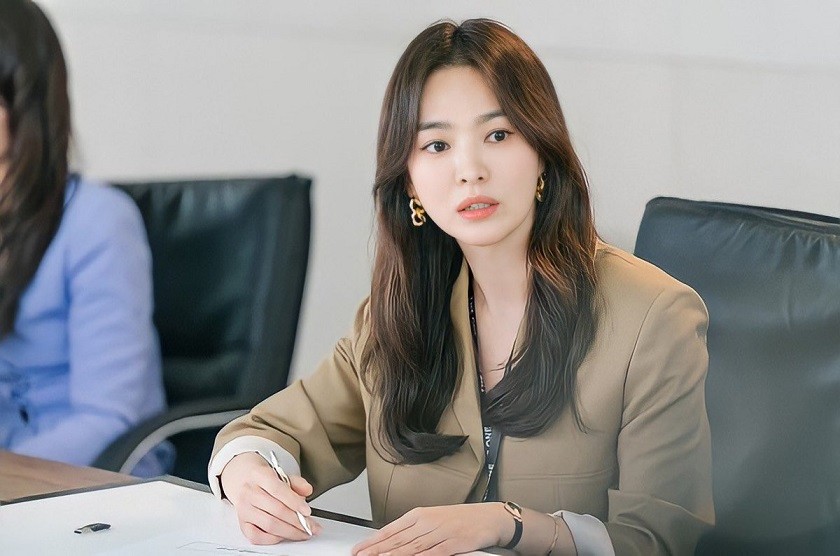 nguoi-ham-mo-thich-thu-voi-tao-hinh-cua-song-hye-kyo-trong-phim-moi-1677139543-199-width840height556