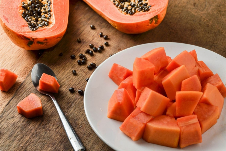 eating-papaya