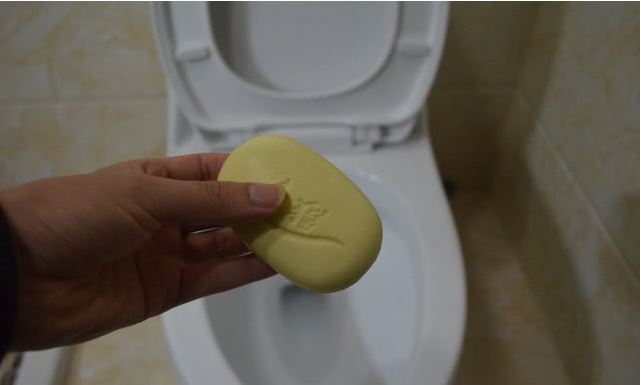 bo-cuc-xa-phong-vao-bon-cau-03