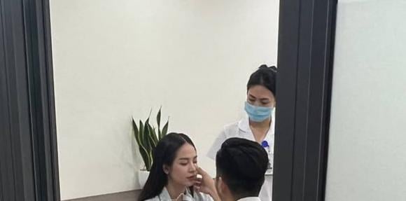 lo-anh-hoa-hau-thanh-thuy-di-phau-thuat-tham-my-943d85aa-ngoisaovn-w999-h495