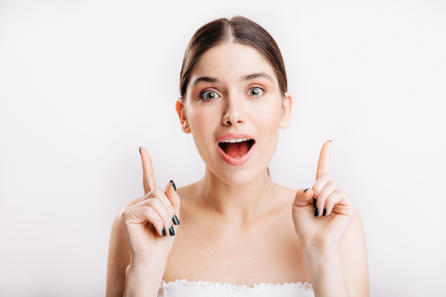 snapshot-girl-without-makeup-white-wall-brunette-with-green-eyes-has-cool-idea