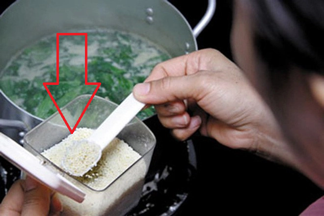 cho-muoi-vao-noi-canh1