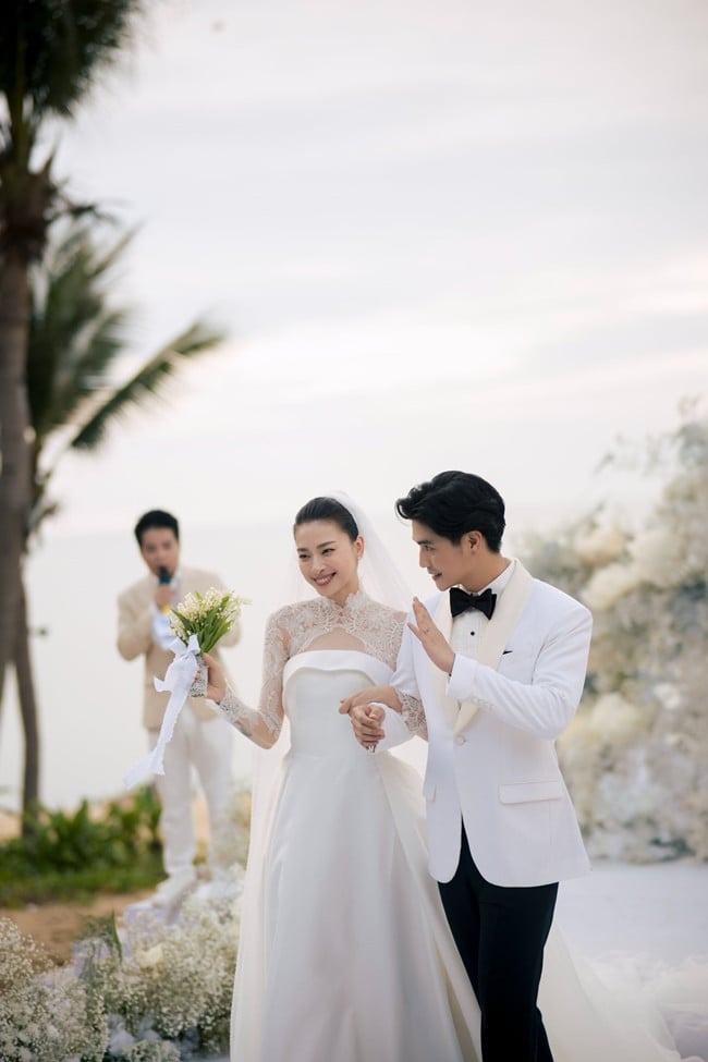 sau-thoi-gian-yeu-nhau-va-am-tham-chuan-bi-dam-cuoi-cua-ngo-thanh-van-va-huy-tran-da-dien-ra-tai-bo-bien-mot-khu-nghi-duong-cao--eae965e8e38c407b97b62ed1347fc430