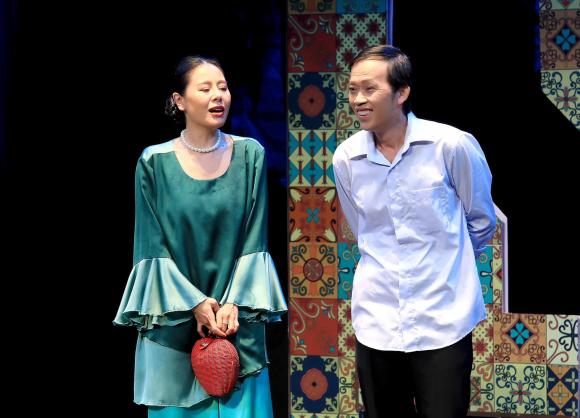hoai-linh-trong-lan-tai-xuat-moi-nhat-an-mac-gian-di-van-tre-trung-den-ngo-ngang-4-ngoisaovn-w2048-h1478