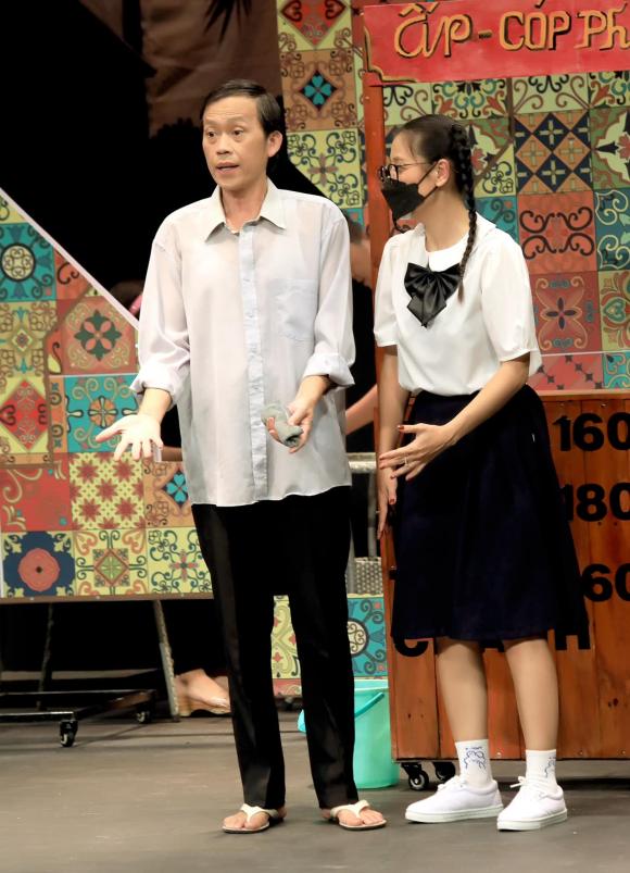 hoai-linh-trong-lan-tai-xuat-moi-nhat-an-mac-gian-di-van-tre-trung-den-ngo-ngang-5-ngoisaovn-w1478-h2048