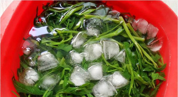 cach-luoc-rau-muong-4-600x329