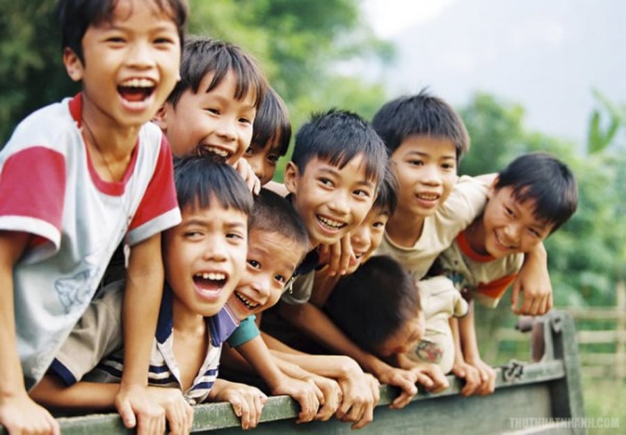 hinh-anh-tre-em-voi-nu-cuoi-toa-sang