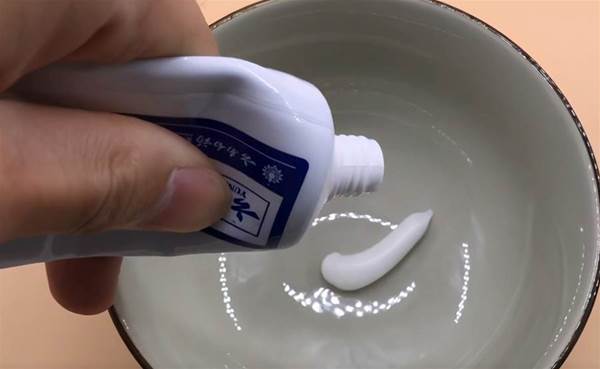 Sử dụng các loại kem đánh răng có mùi bạc hà sẽ phát huy tác dụng tốt nhất.