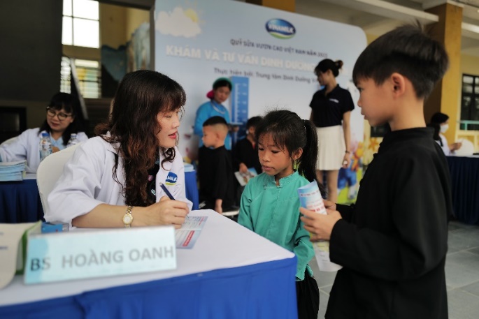Các em học sinh tại trường tiểu học Húc Động được các bác sĩ của Vinamilk thăm khám sức khỏe và dinh dưỡng. 
