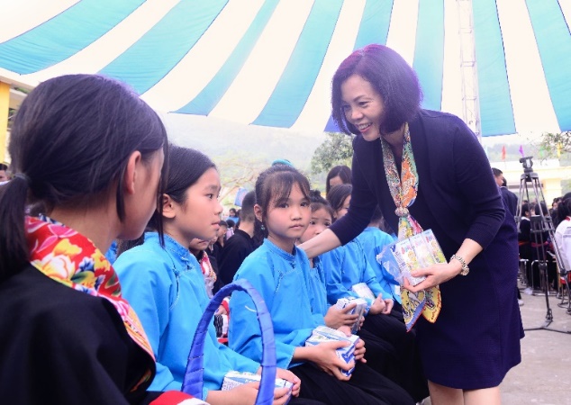 Đại diện Vinamilk trao sữa cho các em học sinh trường tiểu học Húc Động và mầm non Vô Ngại trên địa bàn huyện miền núi Bình Liêu, Quảng Ninh    