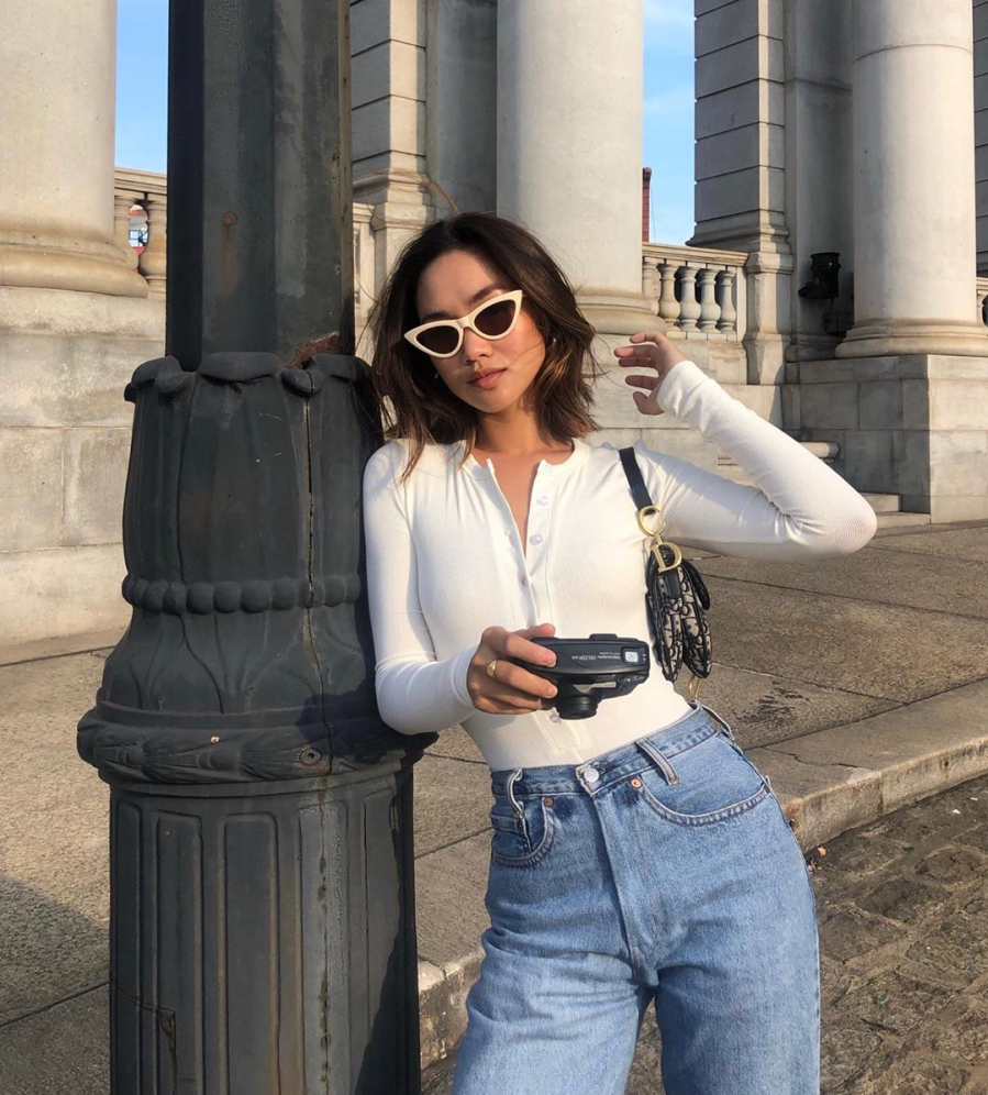 Trisha-Do-mac-bodysuit-mau-trang-quan-jeans-@glamwithtrish