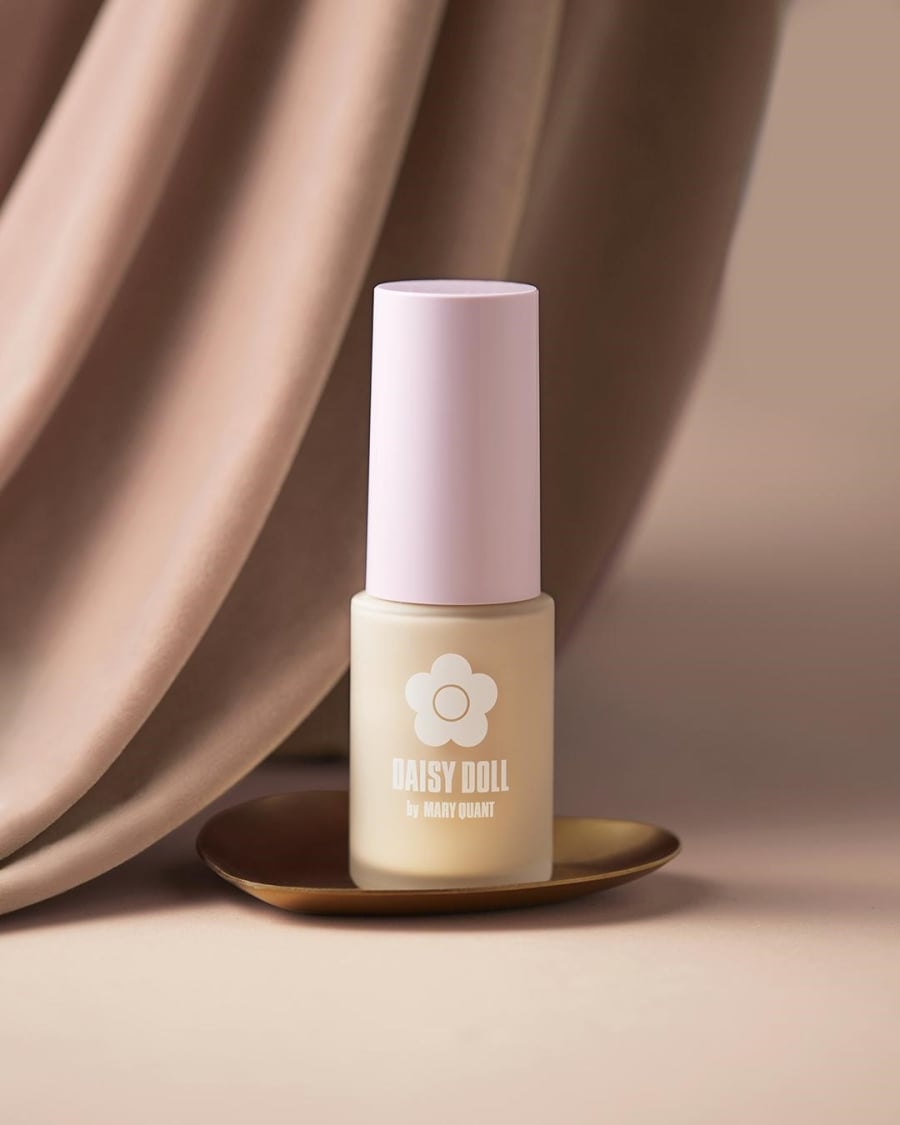 Liquid Serum Foudation có đầy đủ thành phần dưỡng ẩm với 3 loại dầu thực vật, thành phần ngăn da thô ráp (Stearyl Glycyrrhetinate) và thành phần làm săn chắc da (chiết xuất lá trà).