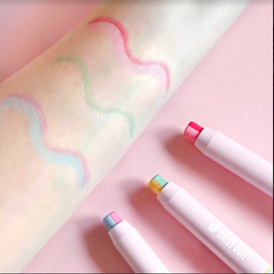 Đặc biệt hơn, thanh Daisy Doll Dual Color Stick còn đa công dụng, có thể dùng được như má hồng và son môi.