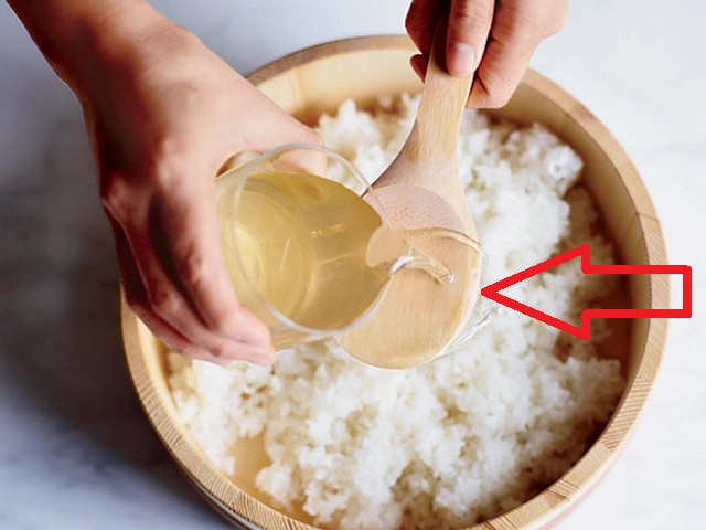 Nên rửa sạch nồi cơm trước khi nấu để tránh thiu hỏng.  