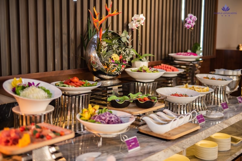 co-duoc-mang-do-an-thua-trong-bua-sang-buffet-ve-phong-khong-01