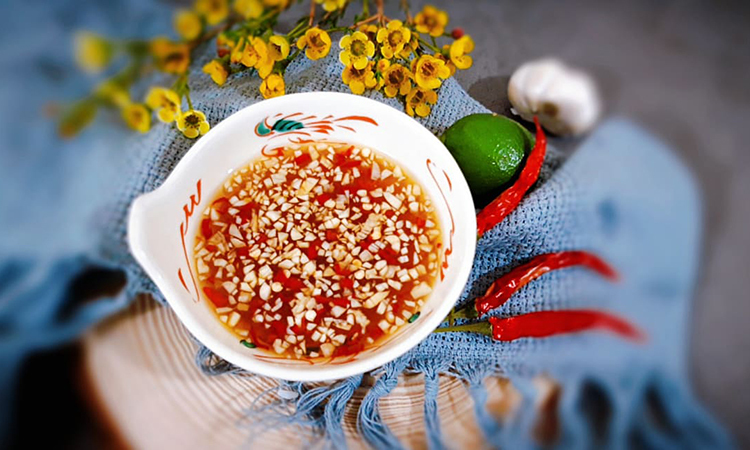 pha-nuoc-mam-toi-ot-01