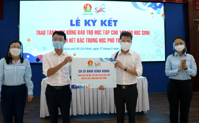 DAM-VINH-HUNG-TRAO-TANG-HOC-BO-9946-4755-1629362165