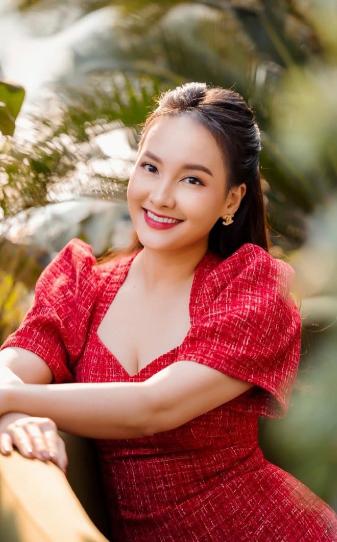 bao-thanh-xinh-dep-trong-trang-phuc-cong-an-noi-1-cau-khien-fan-me-11