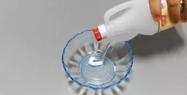 Trộn kem đánh răng, giấm trắng và nước sạch với nhau.