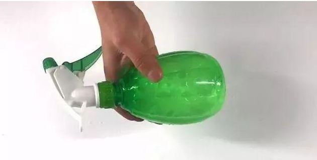Đổ dung dịch vào trong bình xịt.