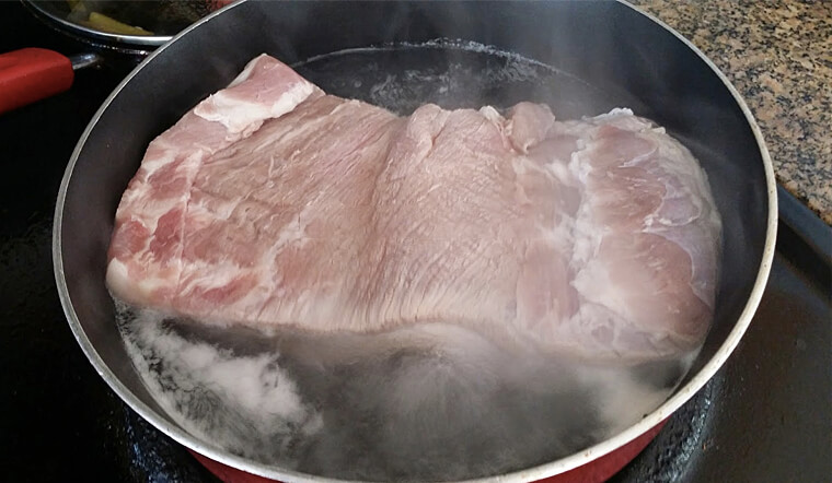 chan-thit-qua-nuoc-soi-truoc-khi-che-bien-co-that-su-tot-202206061029180237