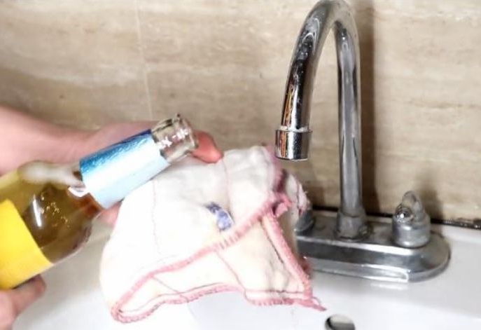Bạn có thể dùng khăn thấm bia để lau các loại vòi nước inox. Bia sẽ giúp loại bỏ các cặn nước bám trên bề mặt vòi một cách hiệu quả.