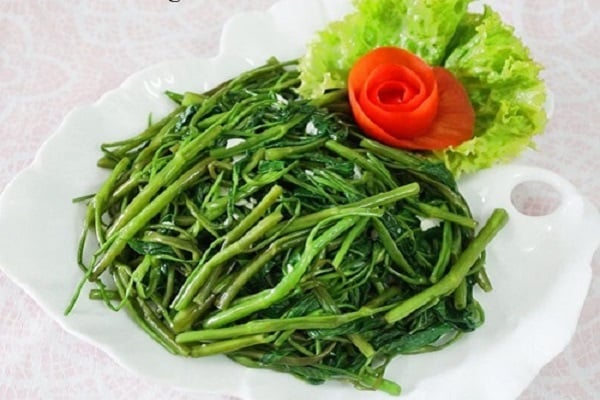 luoc-rau-muong-khong-bi-den