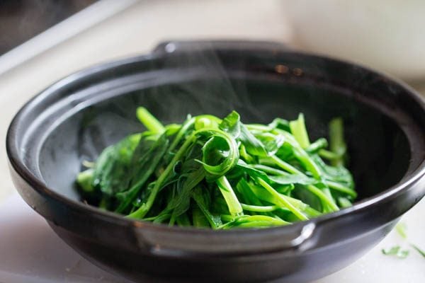 cach-luoc-rau-muong-xanh-gion-ngot (1)
