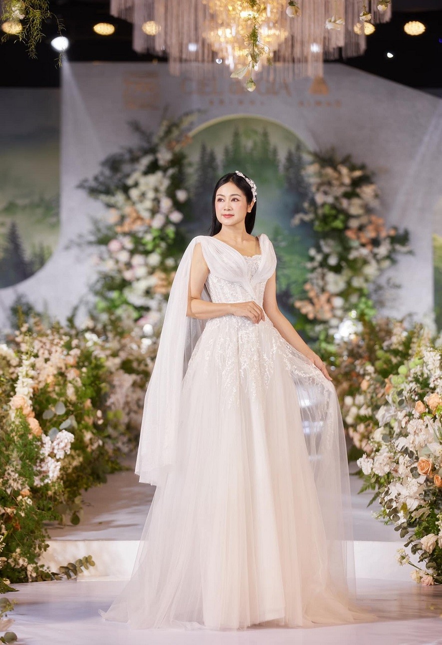 nghe si thu ha vay cuoi