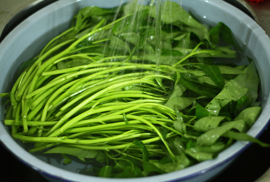 xao-rau-muong-02