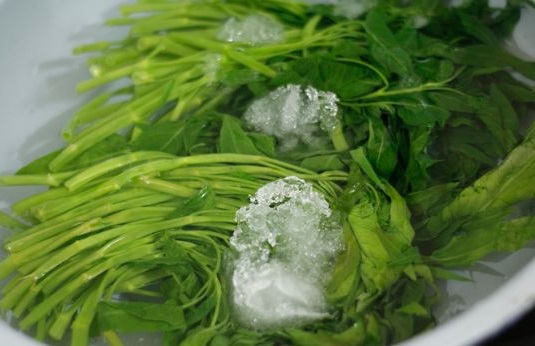 xao-rau-muong-03