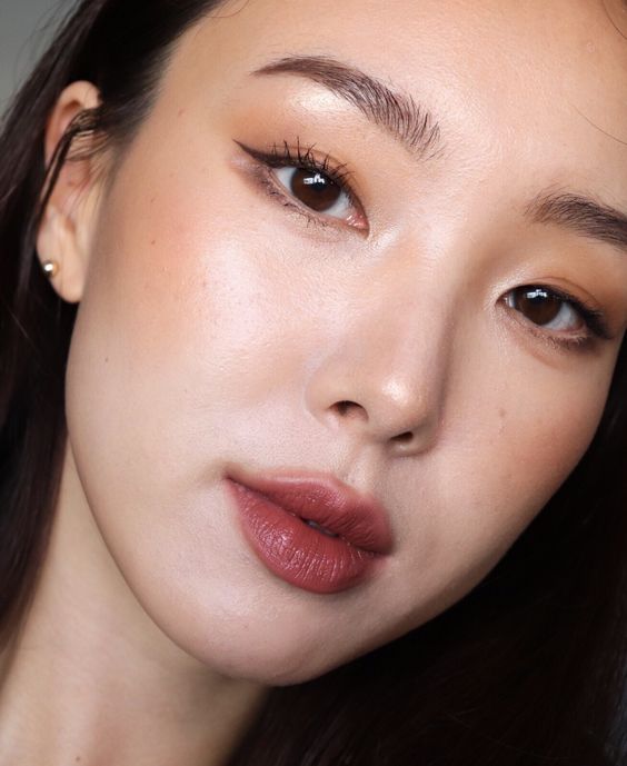 make-up-tu-nhien-cho-nang-da-ngam-den-khoe-khoan