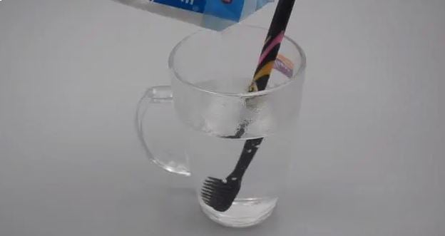 lam-sach-ban-chai-danh-rang-03