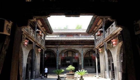 cua-truoc-khong-dot-den-san-sau-khong-sang-sua-co-nghia-gi-hinh-2