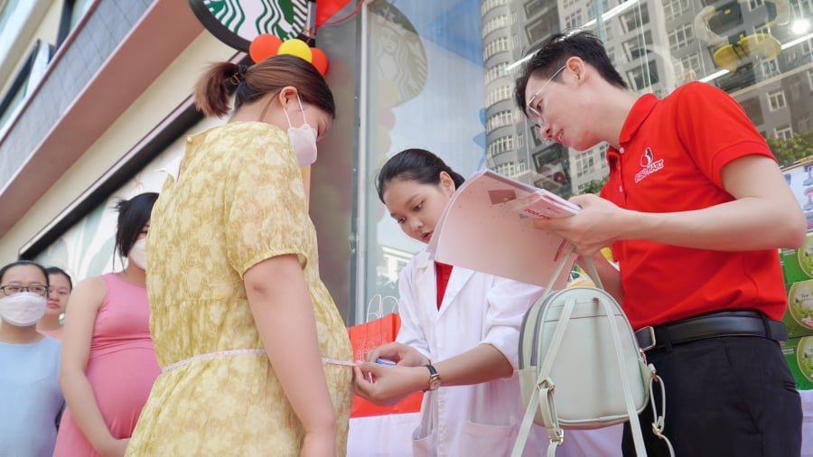 Các mẹ bầu xếp hàng đo vòng bụng