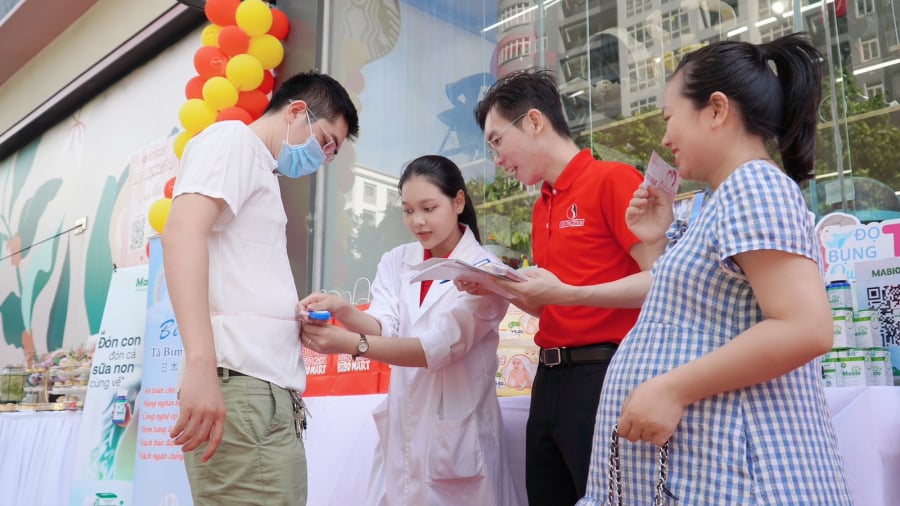 Các bố đồng hành cùng mẹ trong cuộc thi “đọ bụng”