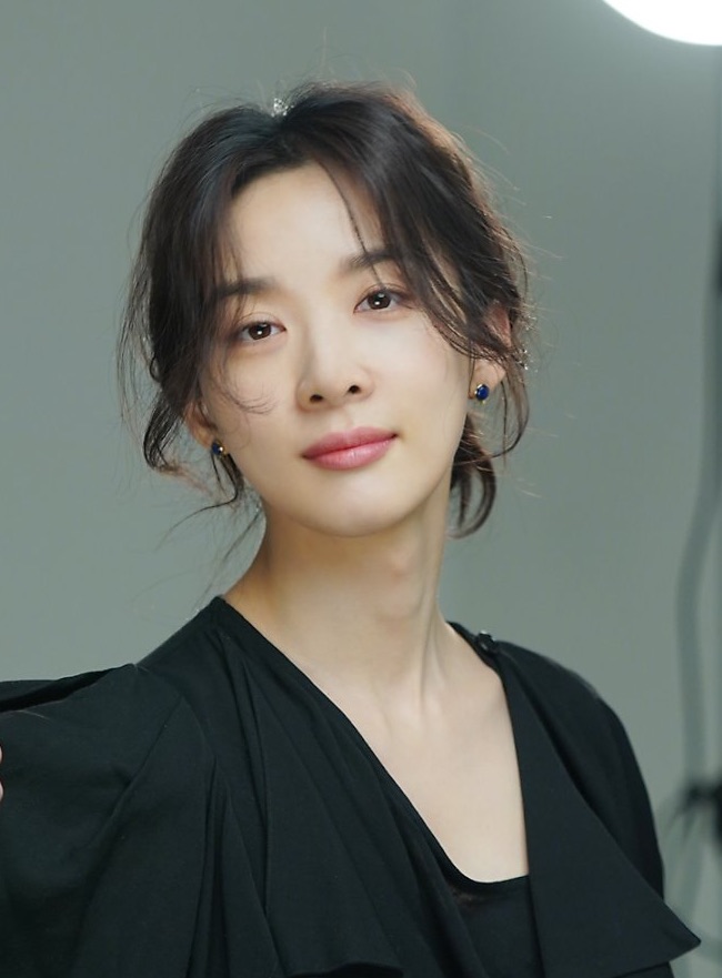 Lee_Chung-Ah-1984-p1