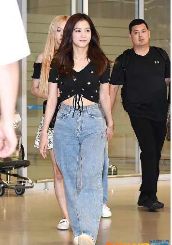 Kết hợp áo cổ chữ V với quần jeans ống suông, Jisoo có được outfit nữ tính và phóng khoáng. Đôi giày sneaker trắng rất phù hợp với tổng thể Shbet999 com đăng nhập.    